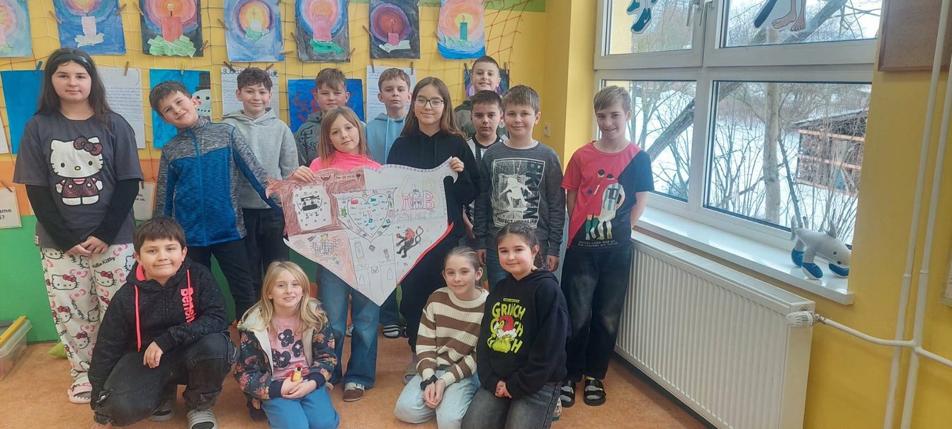 Děti s obrázkem erbu