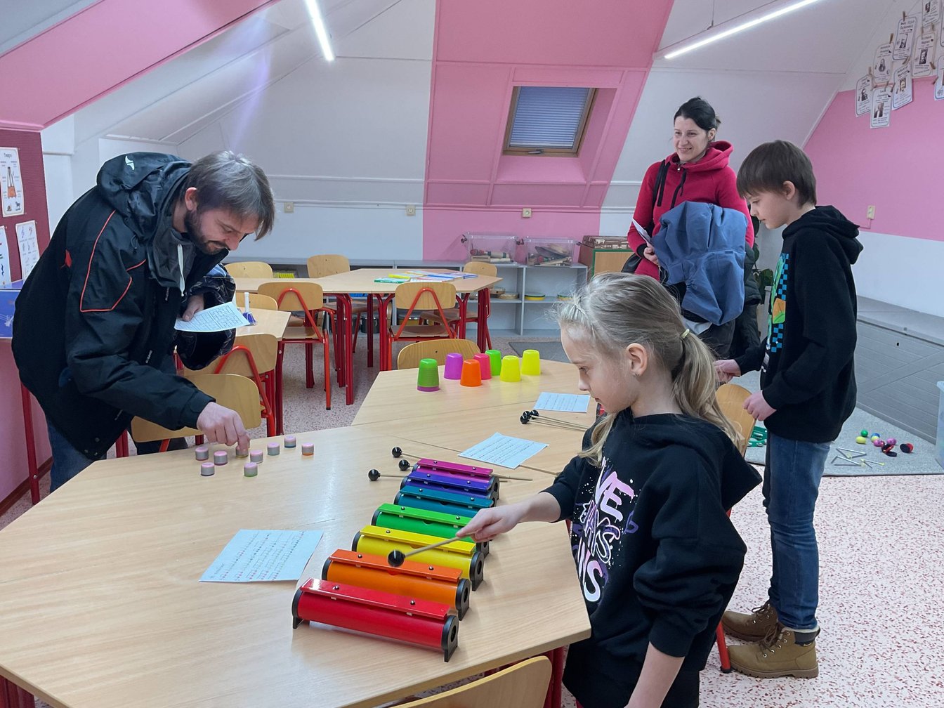 Návštěvnící dne otevřených dveří na Základní škole Libchavy