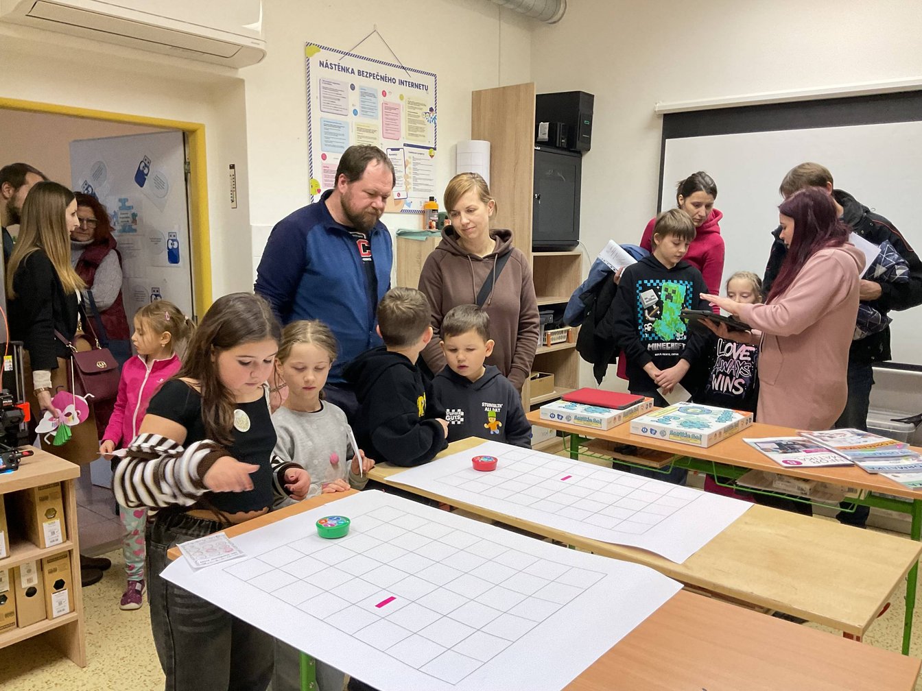 Návštěvnící dne otevřených dveří na Základní škole Libchavy