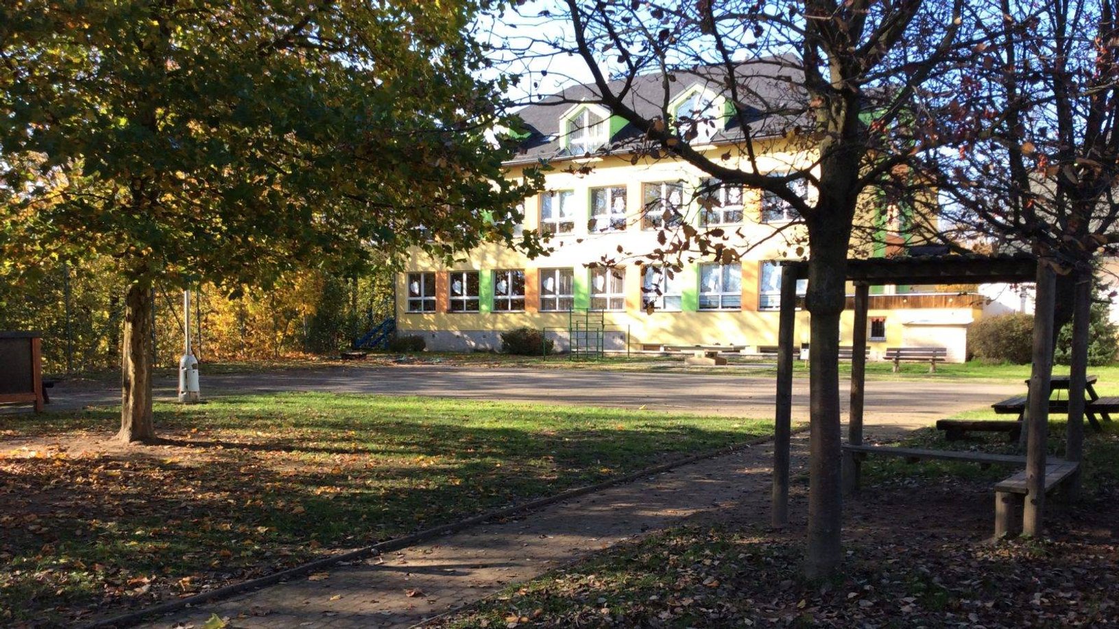 Pohled na budovu základní školy a mateřské školy Libchavy