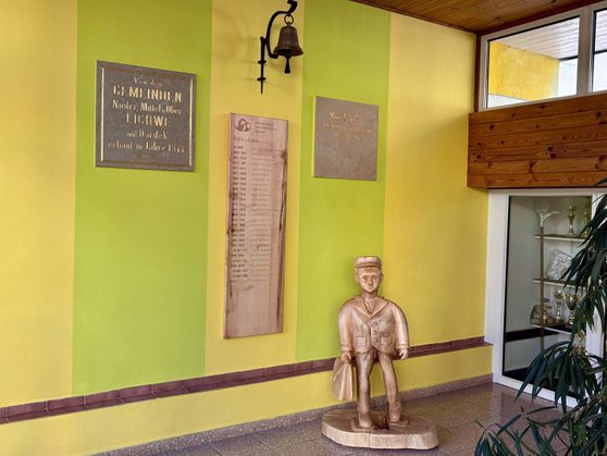 Socha u vstupu do školy