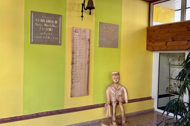 Socha u vstupu do školy