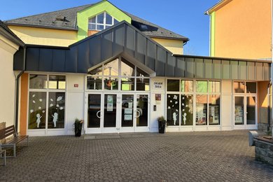 Vstup do ZŠ Libchavy